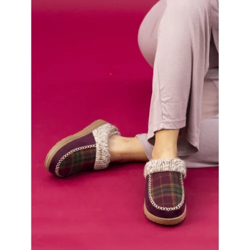LUNAR Emblaze Burgundy Slipper