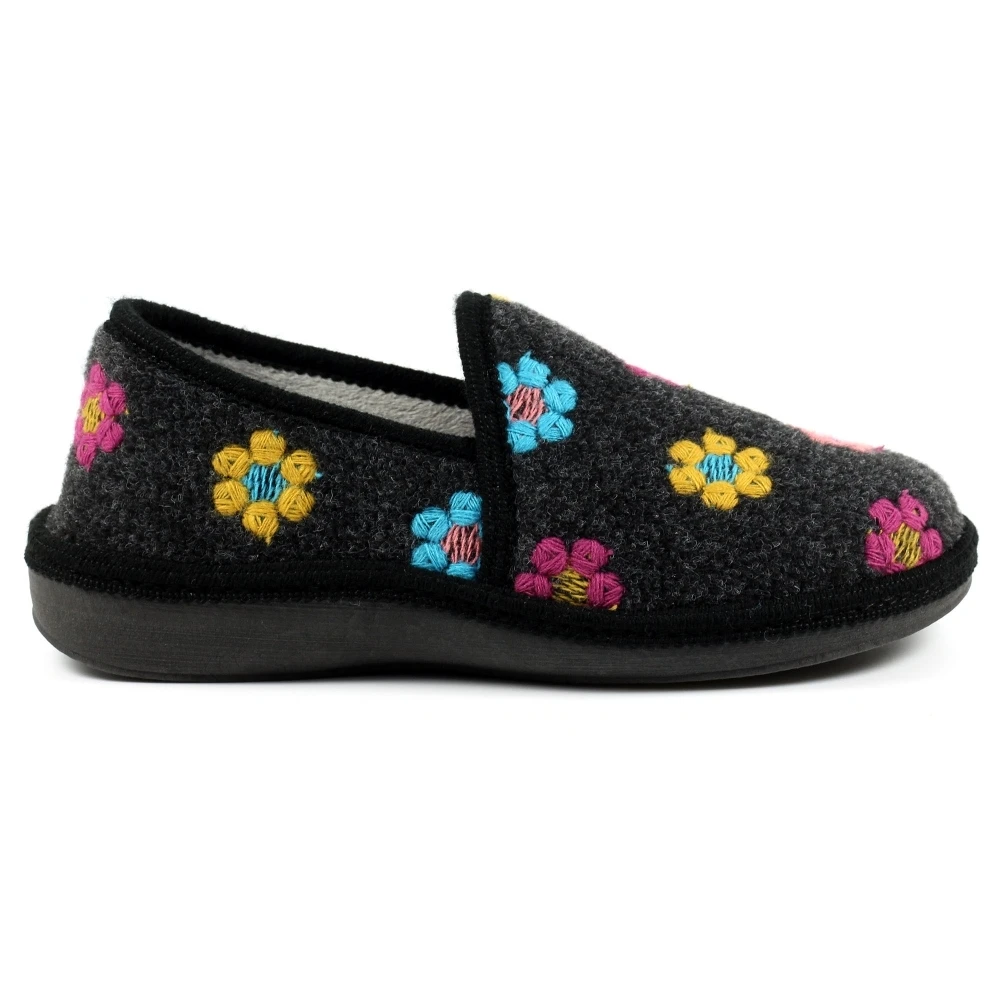 LUNAR Sepal Black Slipper 1 LUNAR Sepal Black Slipper